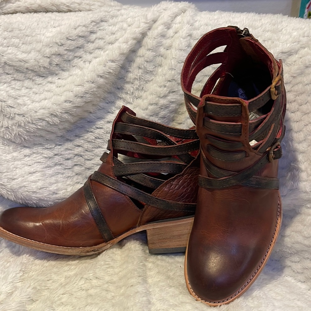 FREEBIRD by STEVEN Stair Leather Booties size 7
